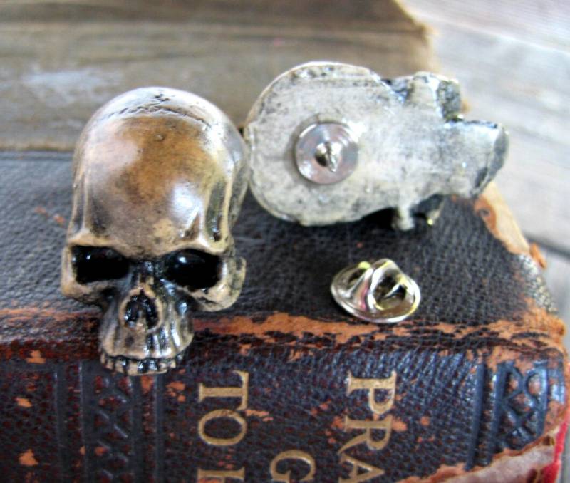 Alter Knochen Schädel Herren Anstecknadel, Gothic Schmuck, Piraten Schädel-Hutnadel von FairyTaleNightmares