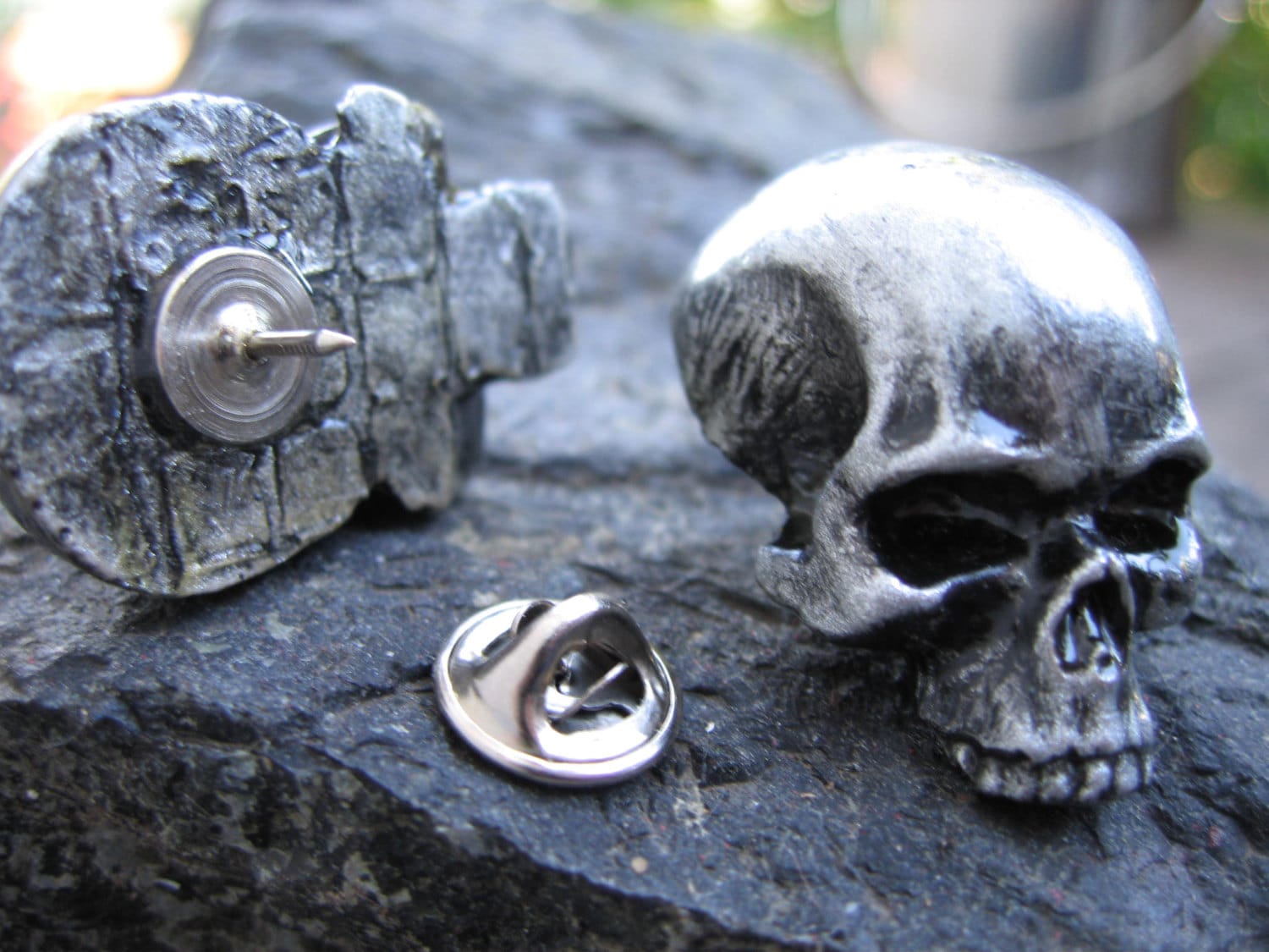 Gothic Silber Totenkopf Revers Pin, Schmuck, Steinguss Schädel Krawattennadel, Piraten Hutnadel, Herrenmode Accessoire, Piraten-Liebhaber Geschenk von FairyTaleNightmares