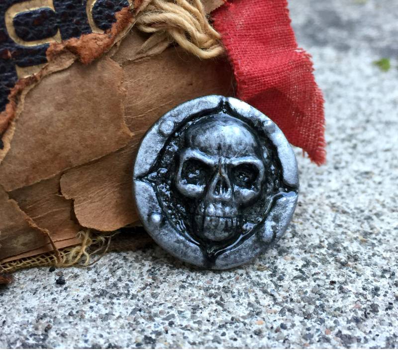 Handgemachte Totenkopf Anstecknadel, Silber Ton Pirat Gruseliges Gothic Accessoire von FairyTaleNightmares