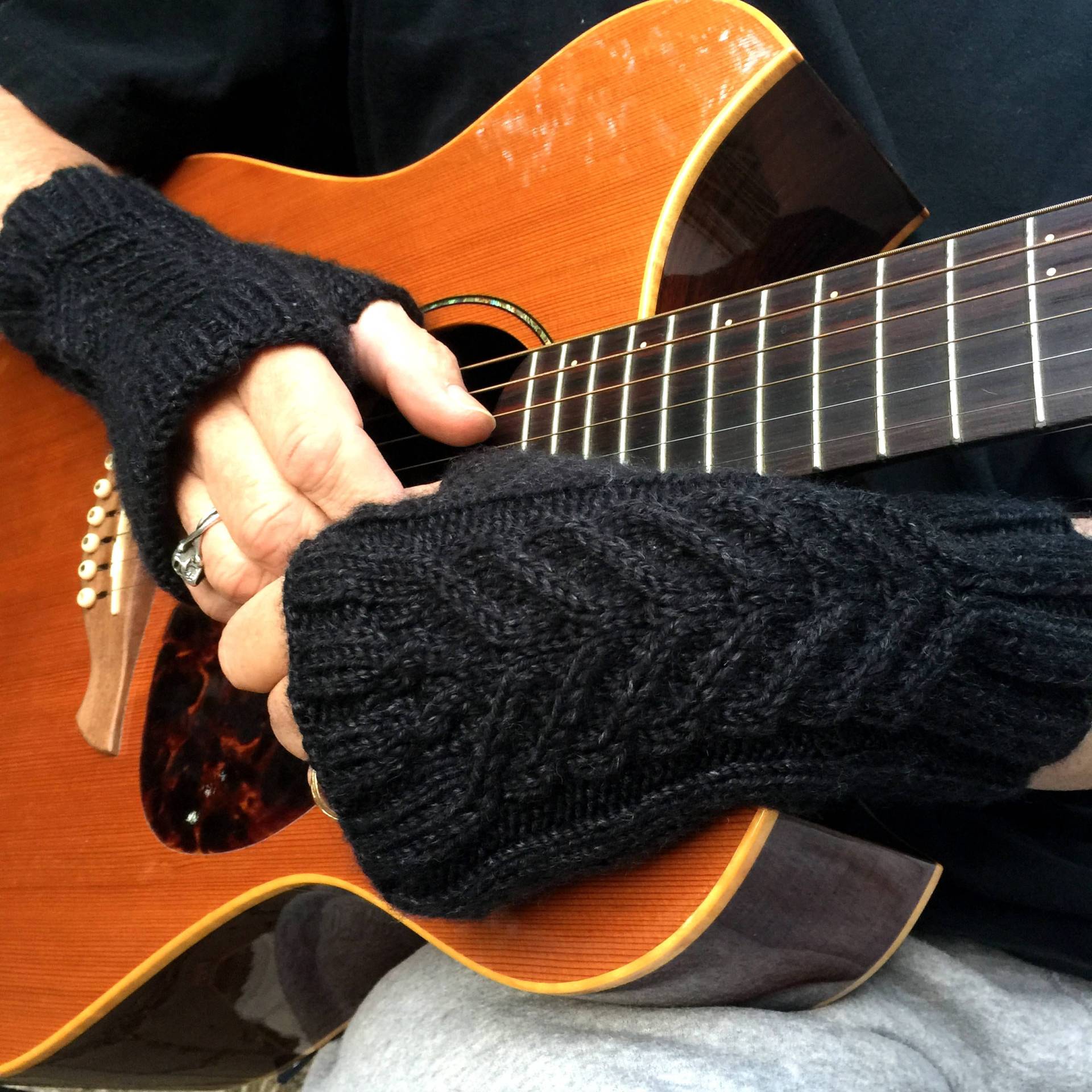 Handgestrickte Anthrazit Schwarze Herren Armstulpen, Unisex Handwärmer, Winter Mode-Accessoire von FairyTaleNightmares