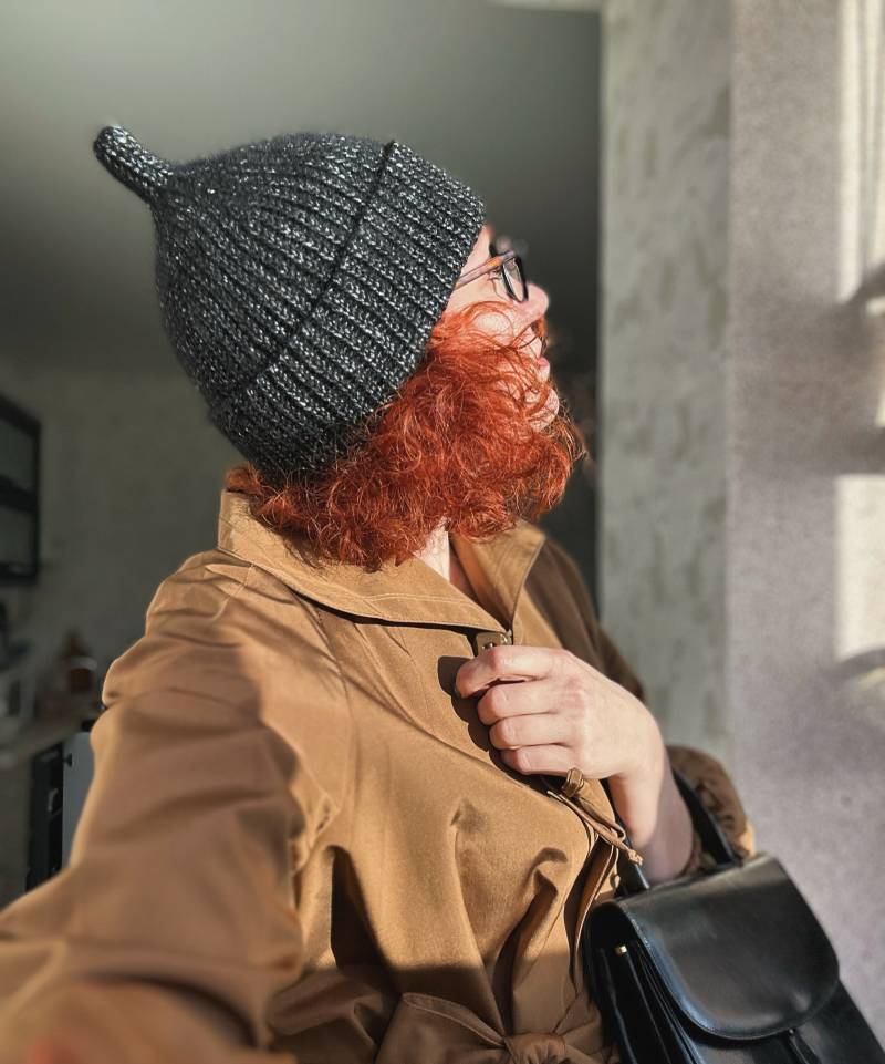 Schwarze Merino Wolle Beanie Mit Silberfaden - Handgehäkelte Wintermütze von FairyTwins
