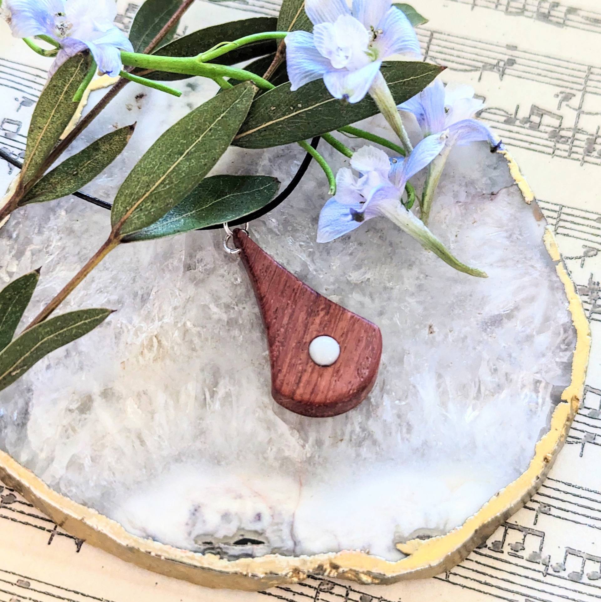Anhänger Aus Bubinga-Rosenholz Mit Weißem Glasstein Anhänger Aus Bubinga-Rosenholz Mit Weißem Glasstein von FairyWoodJewellery