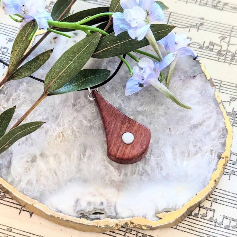 Anhänger Aus Bubinga-Rosenholz Mit Weißem Glasstein Anhänger Aus Bubinga-Rosenholz Mit Weißem Glasstein von FairyWoodJewellery
