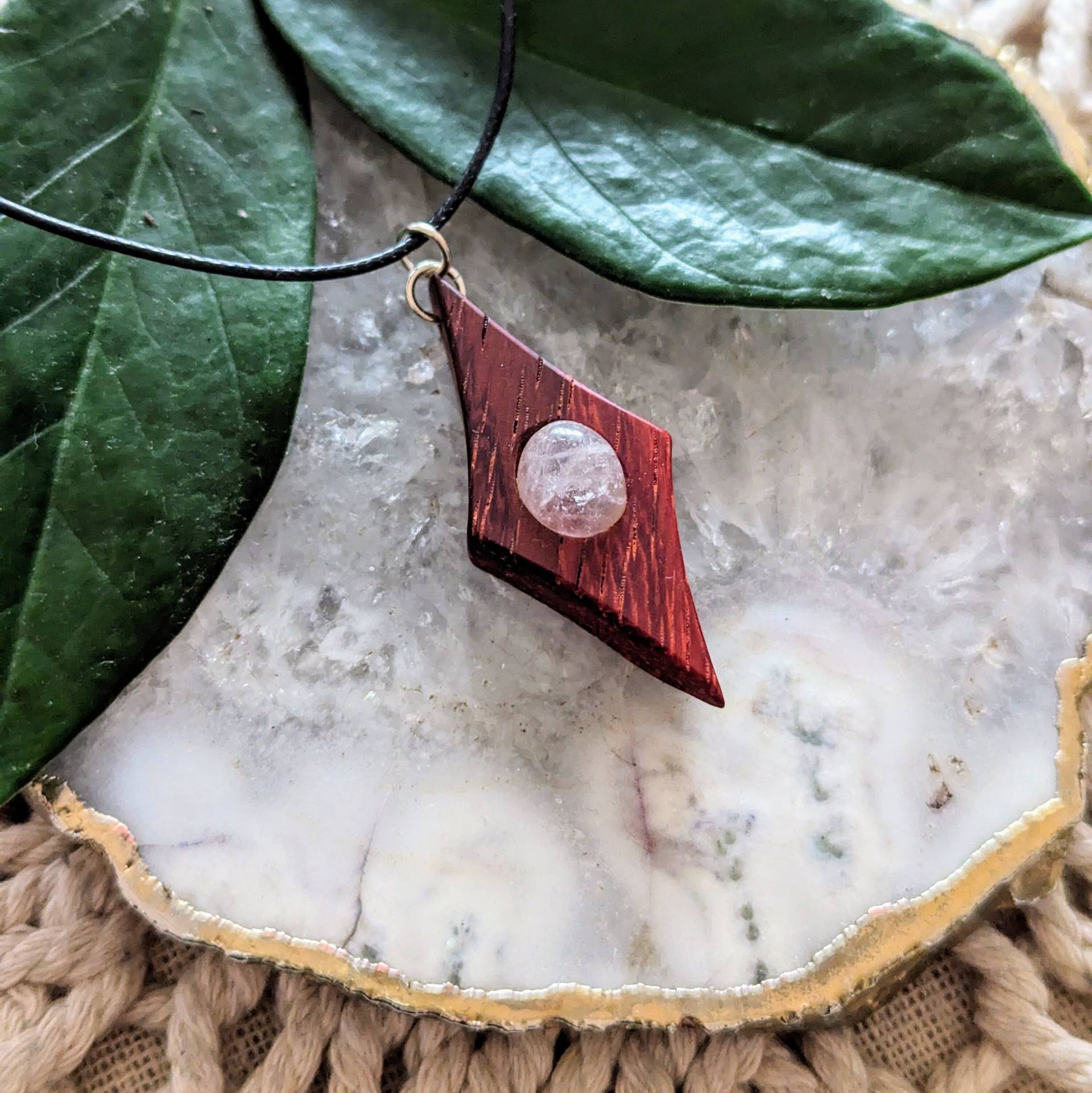 Anhänger Aus Korallenholz Mit Quarzstein Anhänger Aus Korallenholz Mit Quarzstein von FairyWoodJewellery
