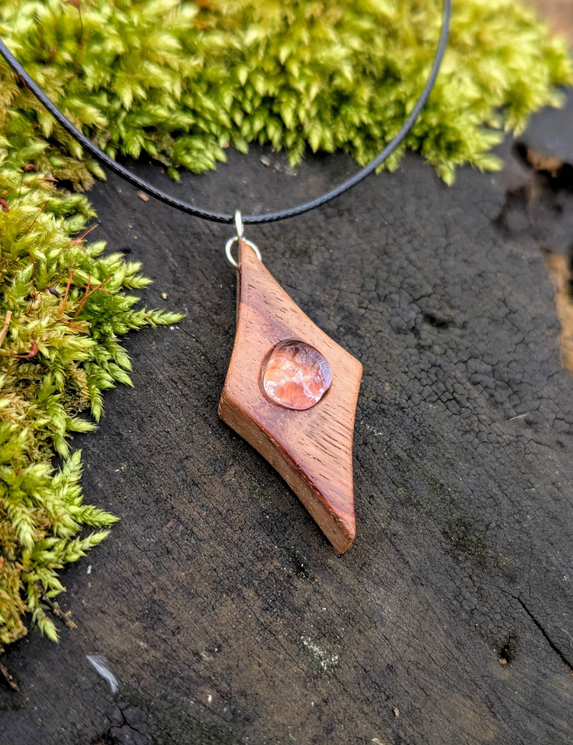 Anhänger Aus Rosenholz Mit Amethyst Anhänger Aus Rosenholz Mit Amethyst von FairyWoodJewellery