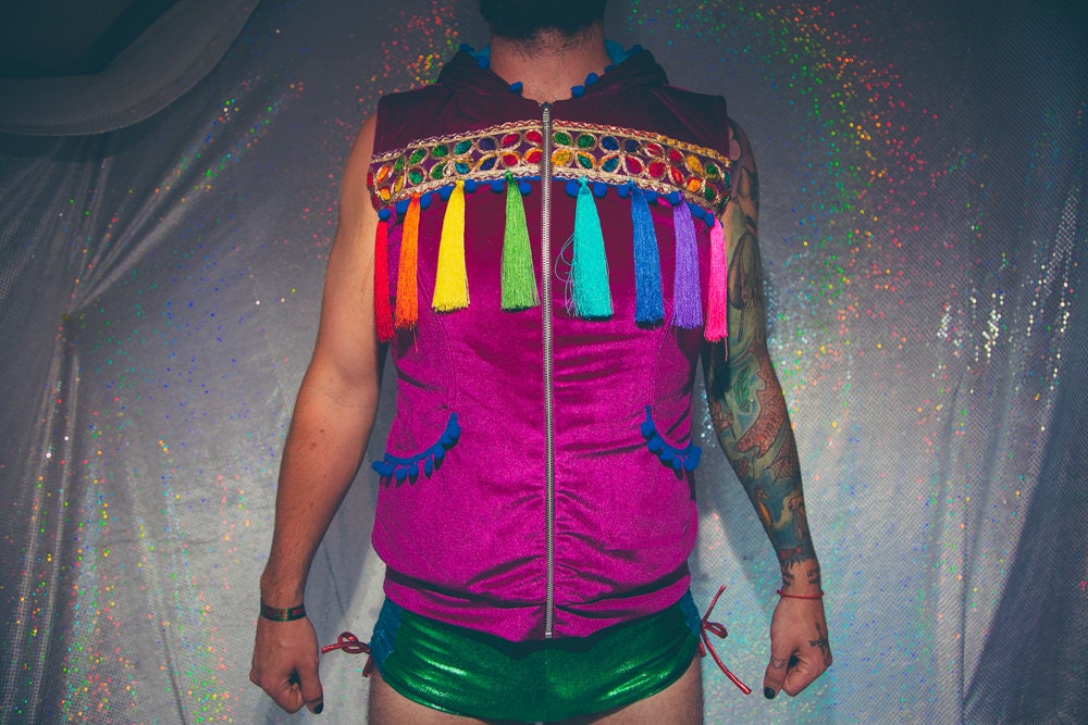 Ärmelloser Kapuzenpullover Mit Fleece Gefüttert, Regenbogenborte Und Pom Zierband von Fairyloveboutique