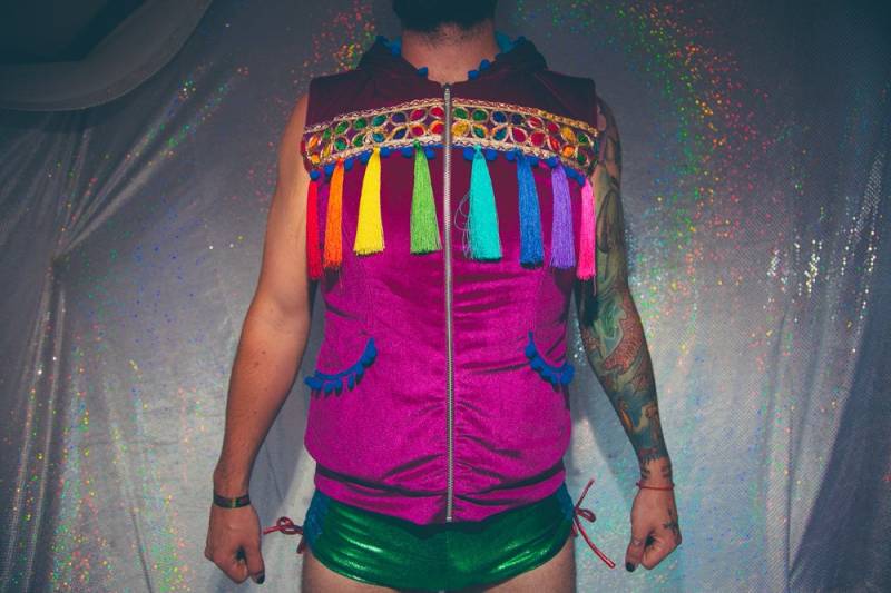 Ärmelloser Kapuzenpullover Mit Fleece Gefüttert, Regenbogenborte Und Pom Zierband von Fairyloveboutique