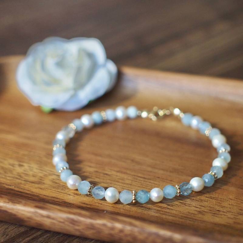 Aquamarin-Perlen-Armband // Feminin & Schick Stapelbar 14K Gold-Filled Aquamarin-Perlen-Armband // Feminin & Schick Stapelbar 14K Gold-Filled von FaithAndDeedsJewelry