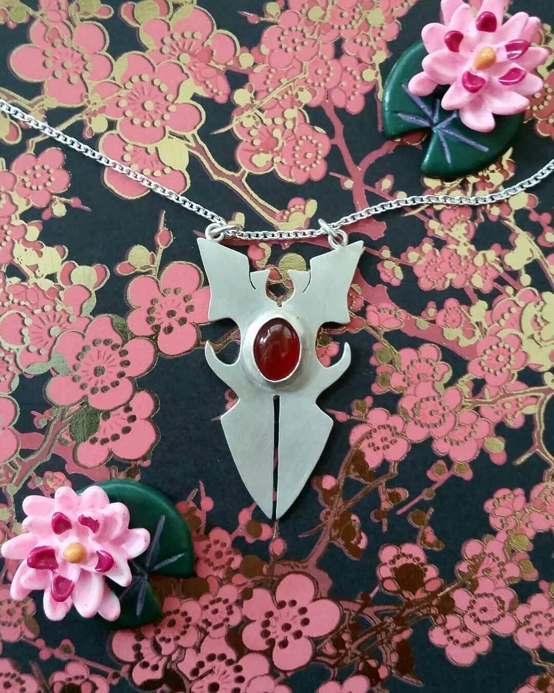 sterling Silber Geek Geschenk Rüstung Anhänger|| Handgemachter Roter Karneol Naturstein | Cosplay Popkultur Unikat Ooak Liebe Valentinstag sterling Silber Geek Geschenk Rüstung Anhänger|| Handgemachter Roter Karneol Naturstein | Cosplay Popkultur Unikat Ooak Liebe Valentinstag von FallenIntoFantasy