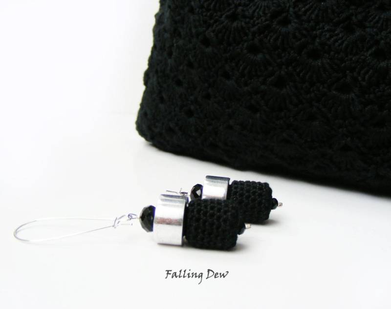 Handarbeit, Häkeln Ohrringe in Schwarz-Sommer-Mode, Moderne Handgefertigte Schmuck, Perlen, Häkelschmuck von FallingDew