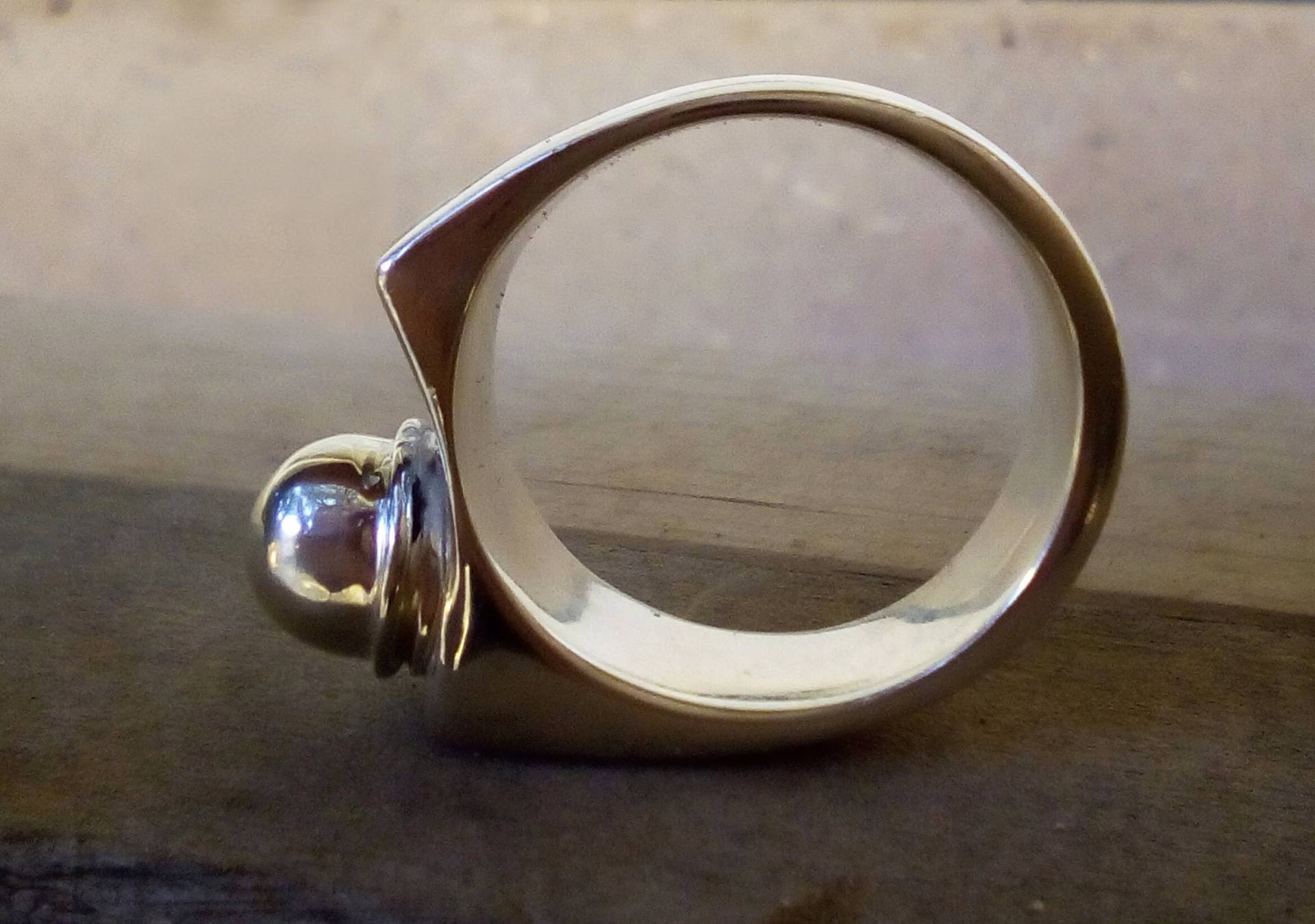 Erdumkreisung, Ein Handgefertigter, Sterling Silber, Wachs Modellring Mit Zusätzlichem Draht Umwickelt Um Die Kugel Erdumkreisung, Ein Handgefertigter, Sterling Silber, Wachs Modellring Mit Zusätzlichem Draht Umwickelt Um Die Kugel von FallingFeatherNFN