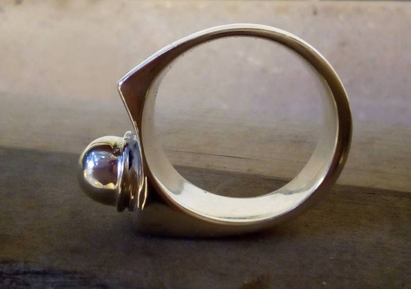 Erdumkreisung, Ein Handgefertigter, Sterling Silber, Wachs Modellring Mit Zusätzlichem Draht Umwickelt Um Die Kugel Erdumkreisung, Ein Handgefertigter, Sterling Silber, Wachs Modellring Mit Zusätzlichem Draht Umwickelt Um Die Kugel von FallingFeatherNFN