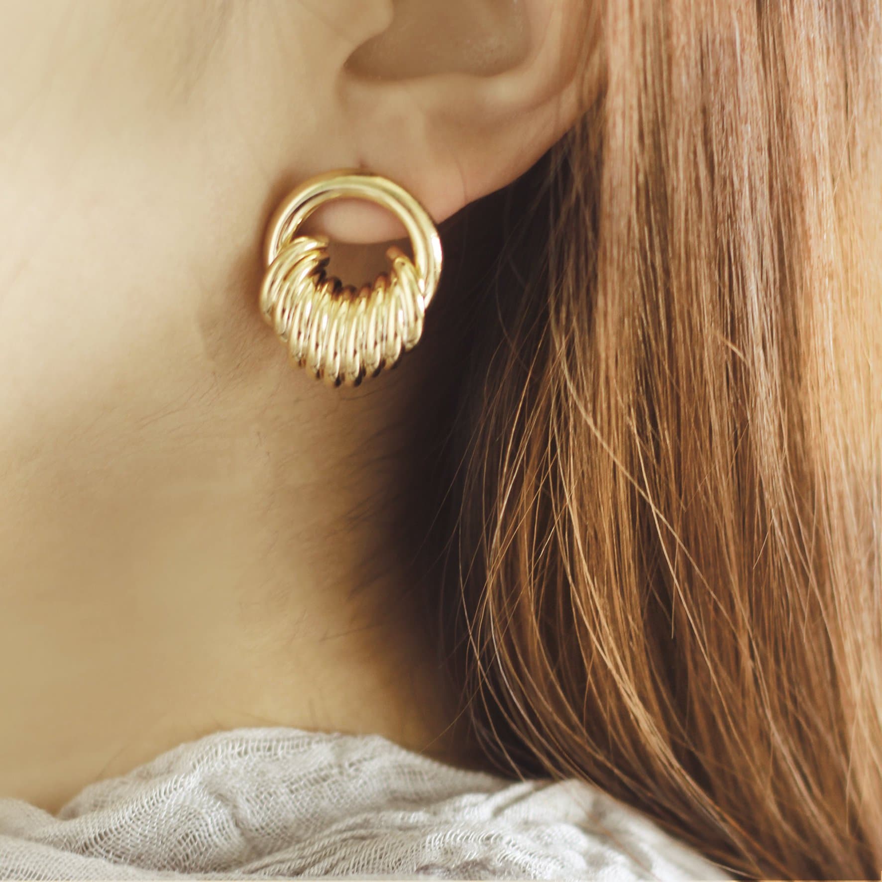 Gold Coiled Ring Ohrringe Runde Ohrstecker, Vintage Style Gold Coiled Ring Ohrringe Runde Ohrstecker, Vintage Style von FamiliarJewelry
