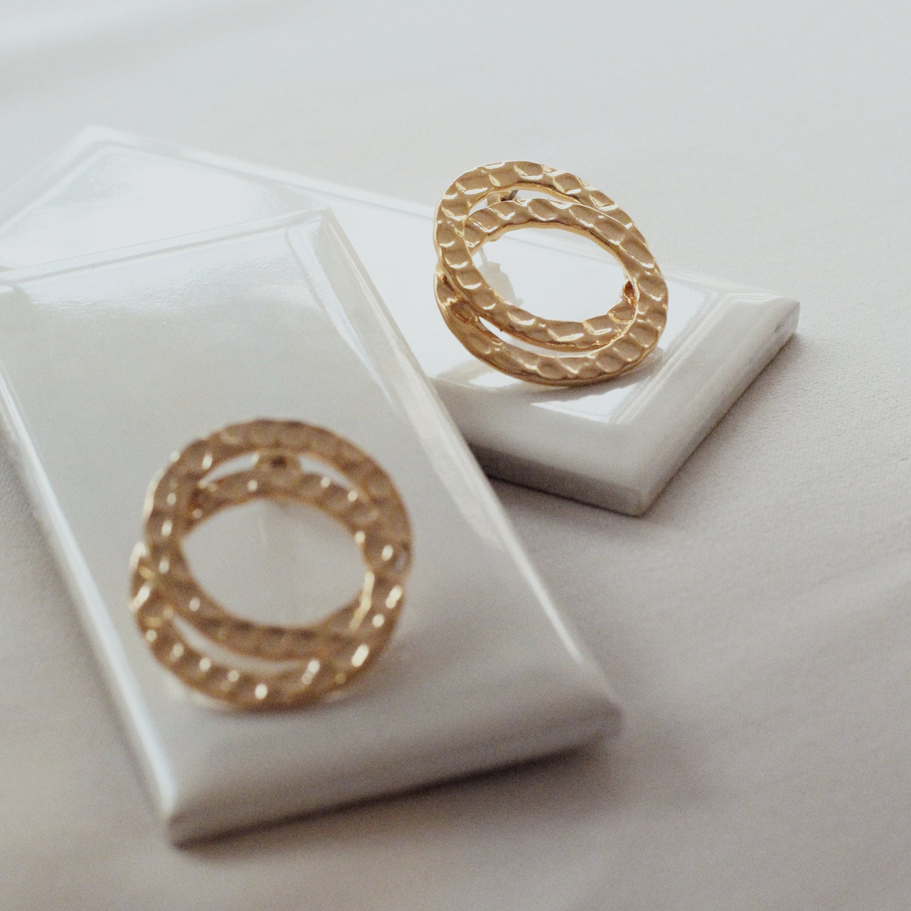 Vergoldete Gehämmerte Doppel Hoop Ohrringe Vergoldete Gehämmerte Doppel Hoop Ohrringe von FamiliarJewelry