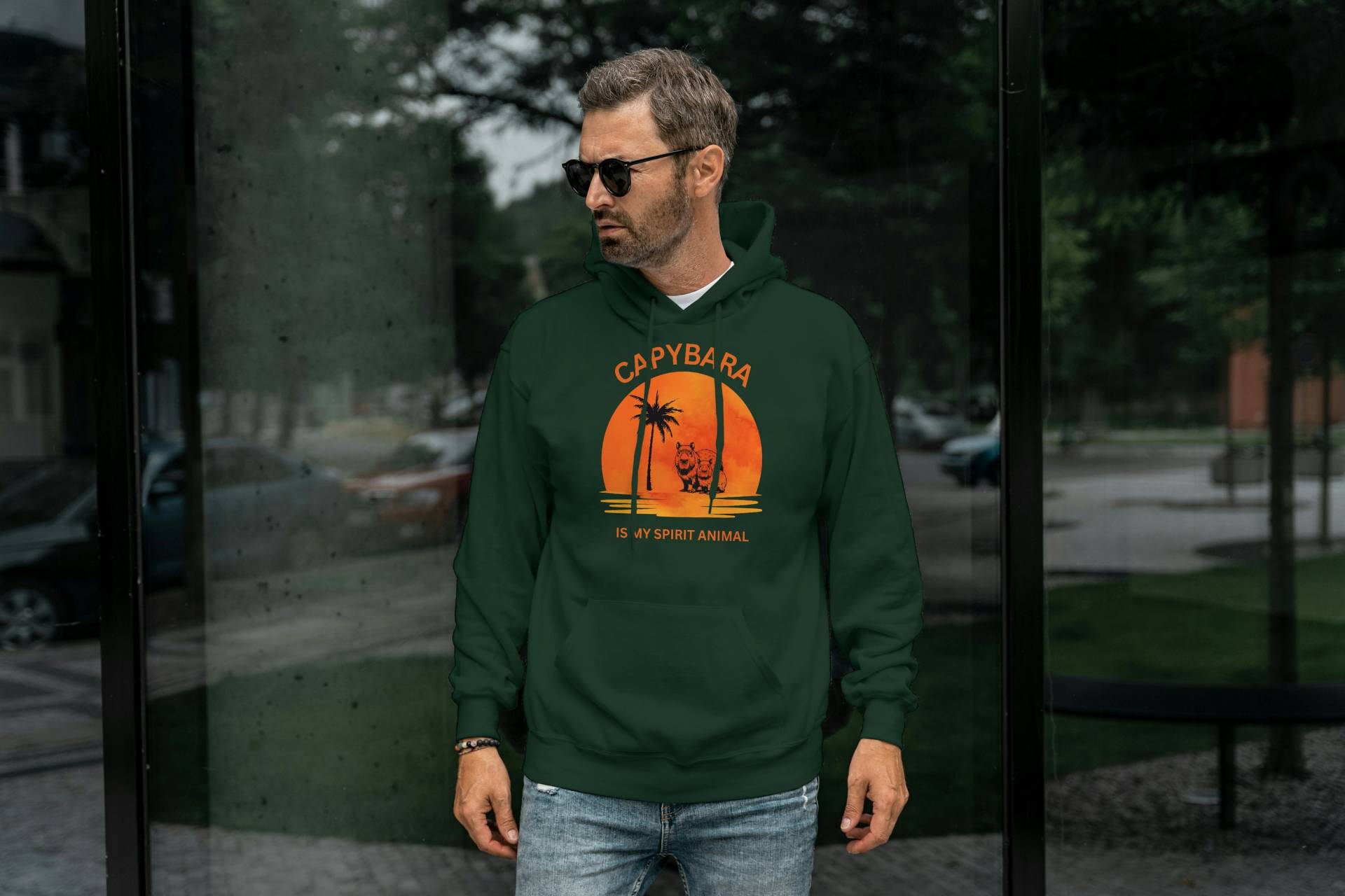 Hoodie Capybara Sunset Geschenk Für Fans Kapuzenpullover Sweatshirt von FamilieUndTier