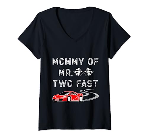 Damen Junge 2. Geburtstag Racer Mommy Mr. Two Fast 2nd Race Car Bday T-Shirt mit V-Ausschnitt Damen Junge 2. Geburtstag Racer Mommy Mr. Two Fast 2nd Race Car Bday T-Shirt mit V-Ausschnitt von Family Look Chequered Red Car Decorations Gifts