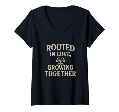 Damen Liebe, zusammen, Familie, Stärke, inspirierend, Vintage. T-Shirt mit V-Ausschnitt Damen Liebe, zusammen, Familie, Stärke, inspirierend, Vintage. T-Shirt mit V-Ausschnitt von Family and Relationships by Lumi Art