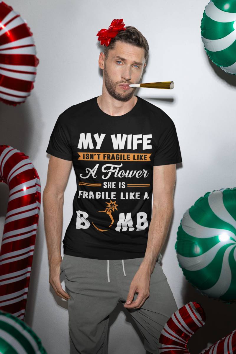 Meine Frau Ist Zerbrechlich Wie Eine Blume, Sie Bombe Shirt - Geschenk Für Frau, Papa, Mann, Unisex von FamilyBestGift