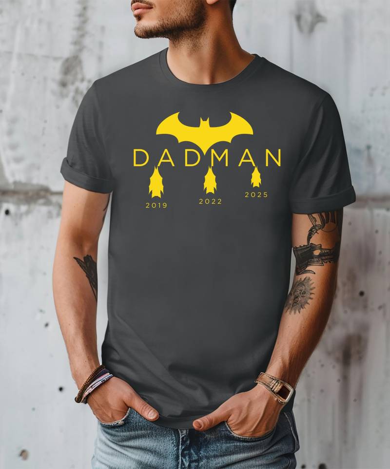 Papa Shirt | Vaterschaft Geschenkidee Film Vatertag Von Drei Mit Namen Personalisiert Papa Shirt | Vaterschaft Geschenkidee Film Vatertag Von Drei Mit Namen Personalisiert von FamilyCodeBoutique