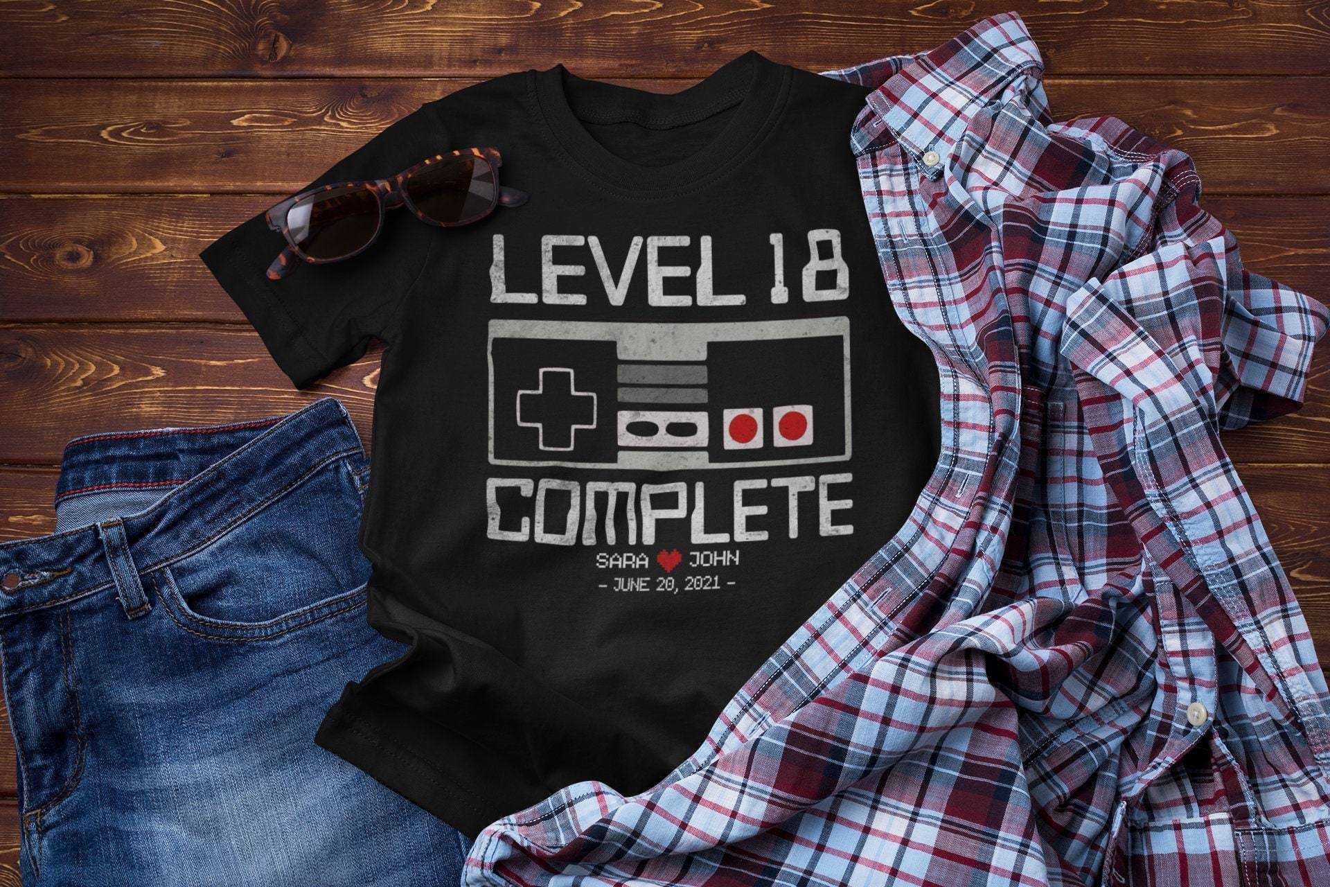 18. Hochzeitstag Geschenk Für Ihn, Level 18 Komplettes Shirt, Personalisiertes Jubiläums-Shirt Mann Und Frau, Video Gamer Shirt 18. Hochzeitstag Geschenk Für Ihn, Level 18 Komplettes Shirt, Personalisiertes Jubiläums-Shirt Mann Und Frau, Video Gamer Shirt von FamilyGiftsFactory