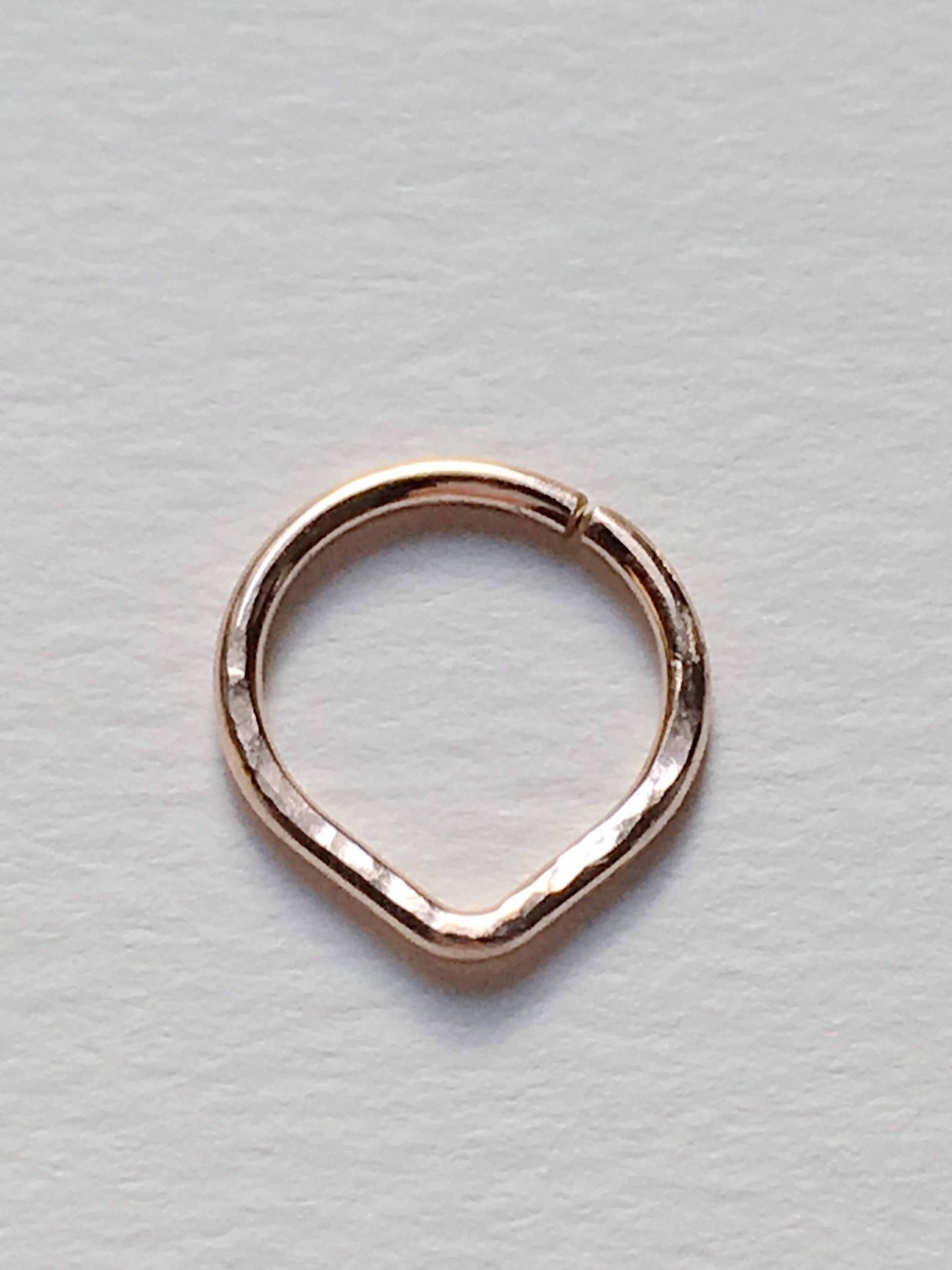 Gehämmert Dreieck Septum Ring, Rosegold Filled Ring Gehämmert Dreieck Septum Ring, Rosegold Filled Ring von FamilyWeddingJewelry