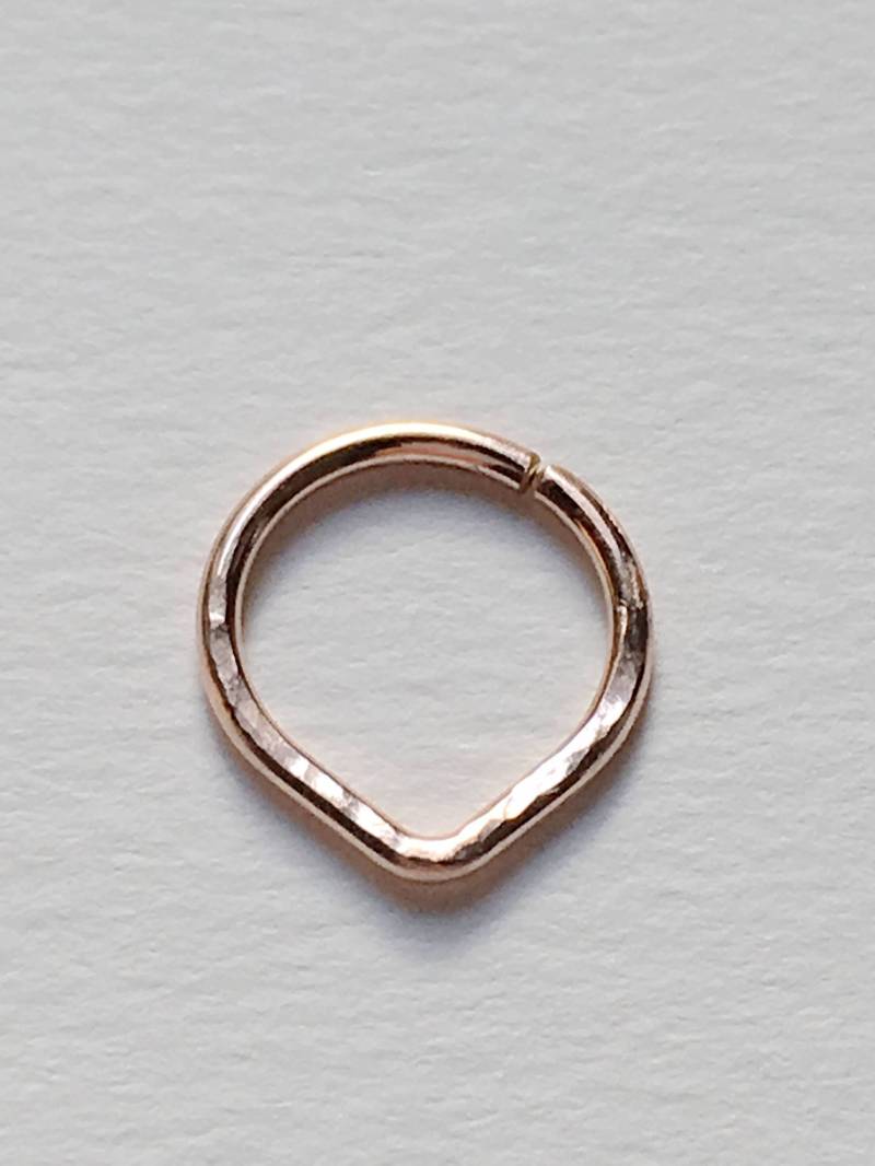 Gehämmert Dreieck Septum Ring, Rosegold Filled Ring Gehämmert Dreieck Septum Ring, Rosegold Filled Ring von FamilyWeddingJewelry