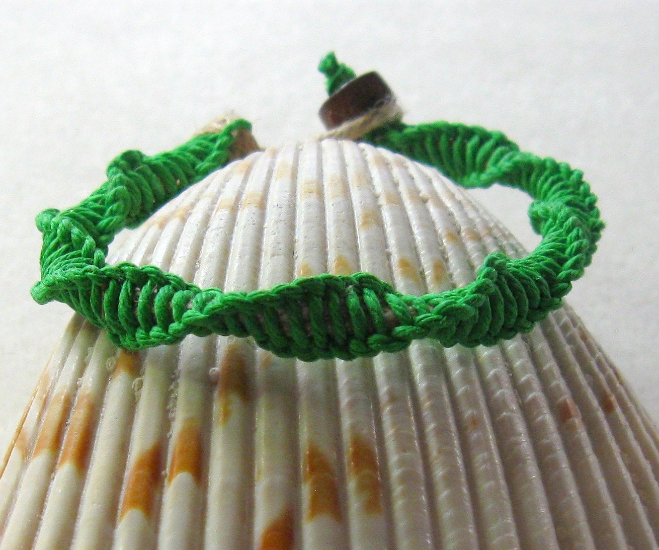 Grünes Makramee Armband, Boho Hippie Schmuck von FamtasticCrafts