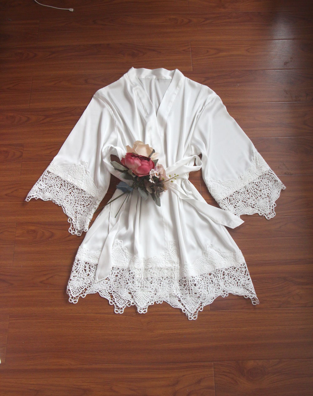 Satin Weiße Braut Robe-Langarm-Mit Breiten Spitzen Borten An Ärmeln Und Saum-Hochzeit Immer Bereit Robe Satin Weiße Braut Robe-Langarm-Mit Breiten Spitzen Borten An Ärmeln Und Saum-Hochzeit Immer Bereit Robe von FancyArtDecor