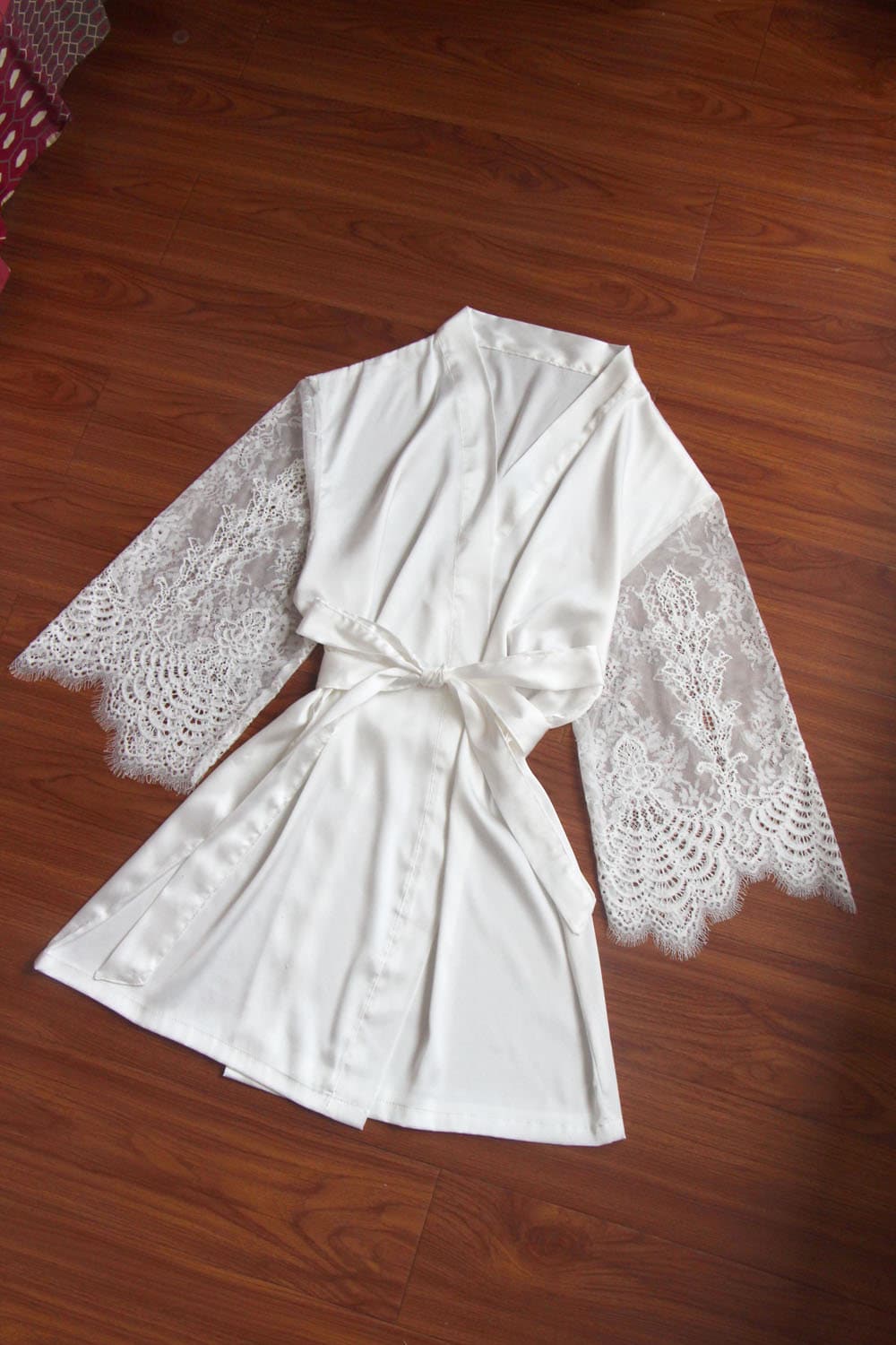Satin Weiße Braut Robe Mit Spitzenärmeln Langarm - Brautkleid Fertig Satin Weiße Braut Robe Mit Spitzenärmeln Langarm - Brautkleid Fertig von FancyArtDecor