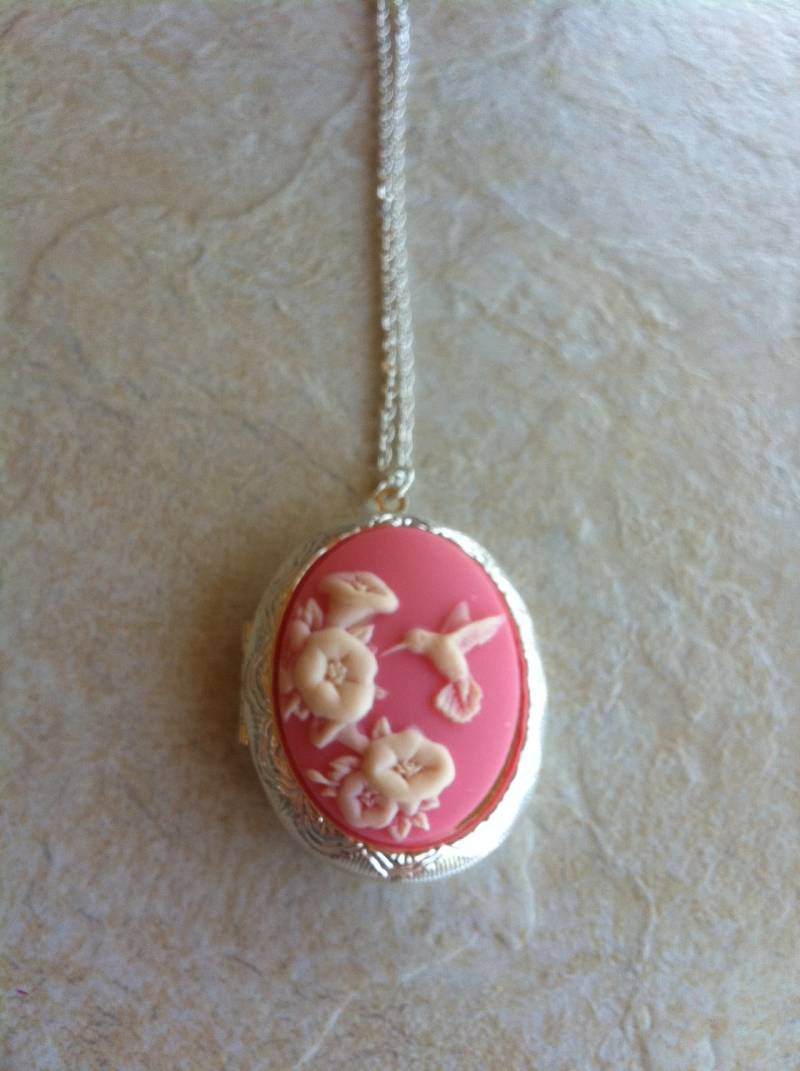 Braut Geschenk Rosa Medaillon Kolibri Kunst Cameo Damen Silber Filegree Designer Halsketten-Anhänger von FancyFoxBoutique2