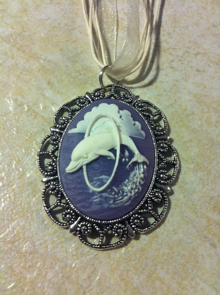 Delfin Lavendel Lila Cameo Damen Silber Filegre Art Designer Halskette Anhänger Muttertag von FancyFoxBoutique2