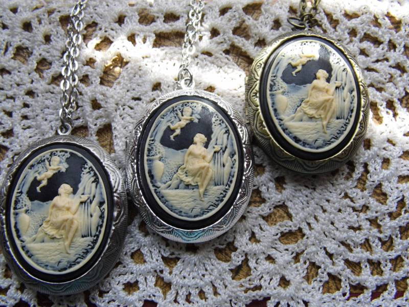 Engel Cherub Locket Black & Ant White Georgian Victorian Cameo Damen Silber Filegre Kunst Designer Halskette Anhänger von FancyFoxBoutique2