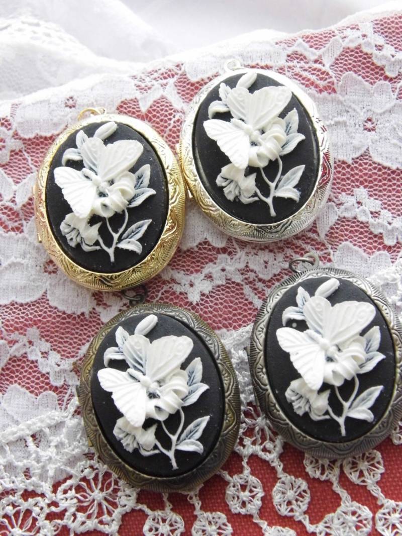Geburtstagsgeschenk Locket Black & White Schmetterling Cameo Damen Silber Hochzeit Geschenk Mutter Frau Tochter Halskette Anhänger von FancyFoxBoutique2