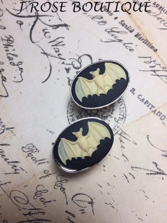Halloween Bat Flying Womens Mens Black & White Cameo Sterling Silber Oder Vergoldete Kunst Designer Manschettenknöpfe von FancyFoxBoutique2