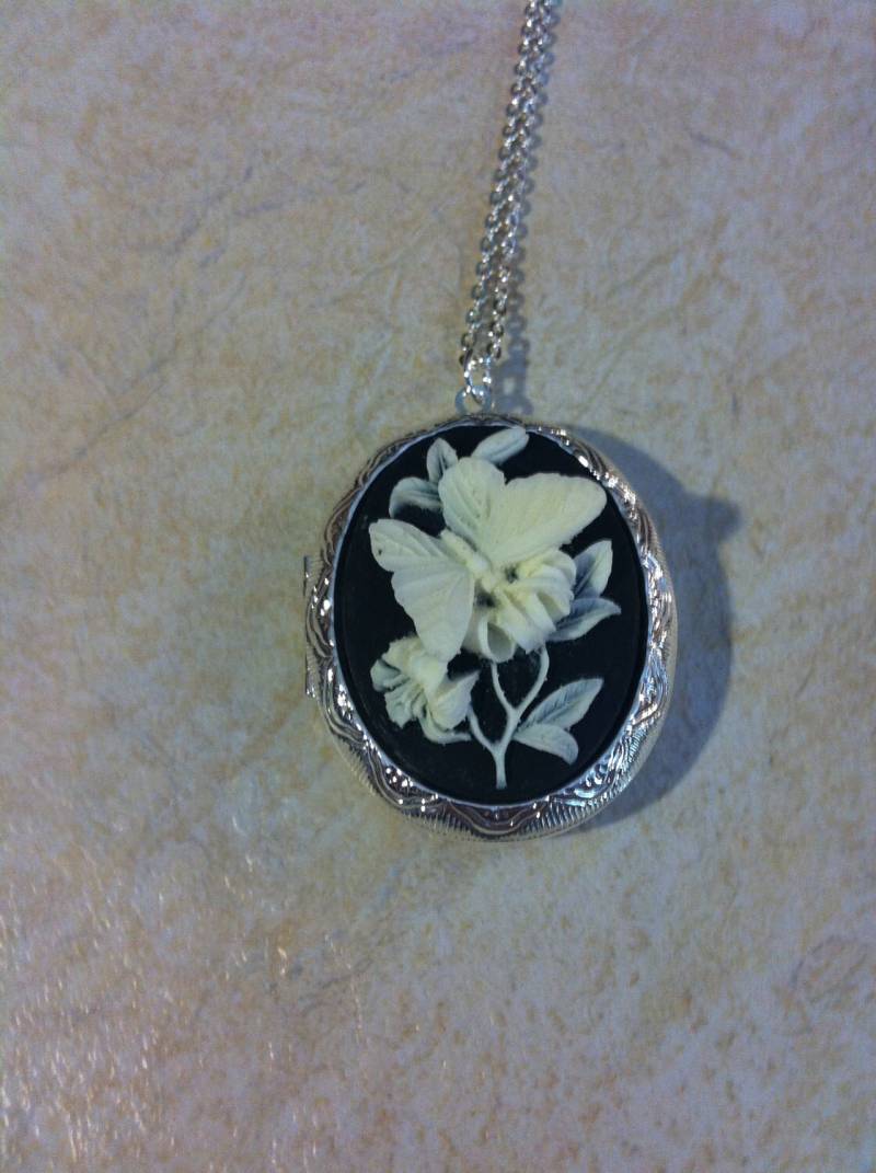 Jahrestag Hochzeit Schwarze Krawatte Foto Gedenk Medaillon Black & White Schmetterling Cameo Damen Silber Filegre Kunst Designer Halskette Anhänger von FancyFoxBoutique2