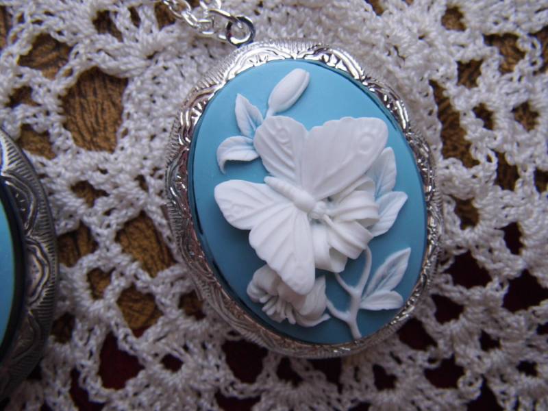 Medaillon Blau & Weiß Schmetterling Cameo Damen Silber Filegre Kunst Geburtstag Jahrestag Feier Halsketten-Anhänger von FancyFoxBoutique2