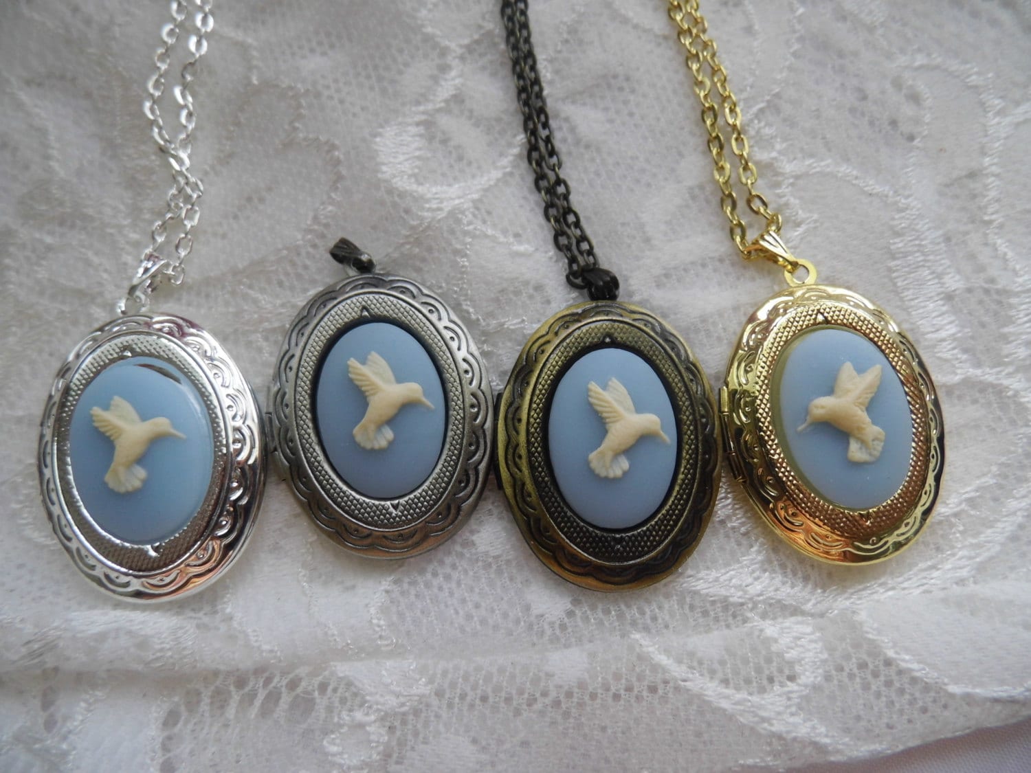 Süße Petite Medaillon Silber Gold Halskette W/Kette Blau Kolibri von FancyFoxBoutique2