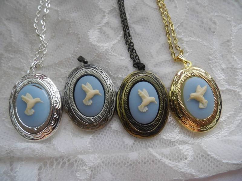 Süße Petite Medaillon Silber Gold Halskette W/Kette Blau Kolibri von FancyFoxBoutique2