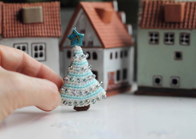 Gehäkelte Weihnachtsbrosche, Miniatur Weihnachtsbaum Schmuck, Weihnachtsaccessoires, Weihnachtsgeschenk, Türkis, Hellblau Gehäkelte Weihnachtsbrosche, Miniatur Weihnachtsbaum Schmuck, Weihnachtsaccessoires, Weihnachtsgeschenk, Türkis, Hellblau von FancyKnittles