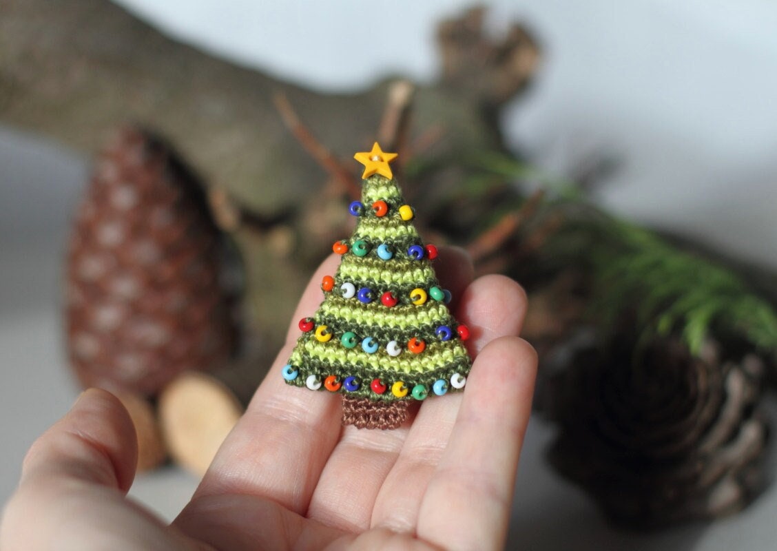 Weihnachtsbaum Brosche, Miniatur Häkeln Ausgefallenes Weihnachtsgeschenk Für Sie, Teenager Mädchen, Leuchtend Multicolor Grün Weihnachtsbaum Brosche, Miniatur Häkeln Ausgefallenes Weihnachtsgeschenk Für Sie, Teenager Mädchen, Leuchtend Multicolor Grün von FancyKnittles