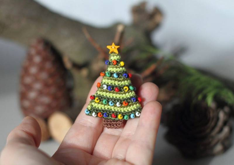 Weihnachtsbaum Brosche, Miniatur Häkeln Ausgefallenes Weihnachtsgeschenk Für Sie, Teenager Mädchen, Leuchtend Multicolor Grün Weihnachtsbaum Brosche, Miniatur Häkeln Ausgefallenes Weihnachtsgeschenk Für Sie, Teenager Mädchen, Leuchtend Multicolor Grün von FancyKnittles