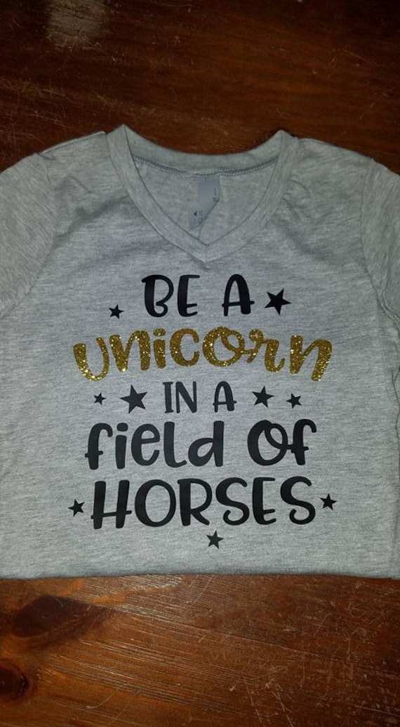 Eine Einhorn in Einem Feld Von Pferden Werden Eine Einhorn in Einem Feld Von Pferden Werden von FancySchmansyTees