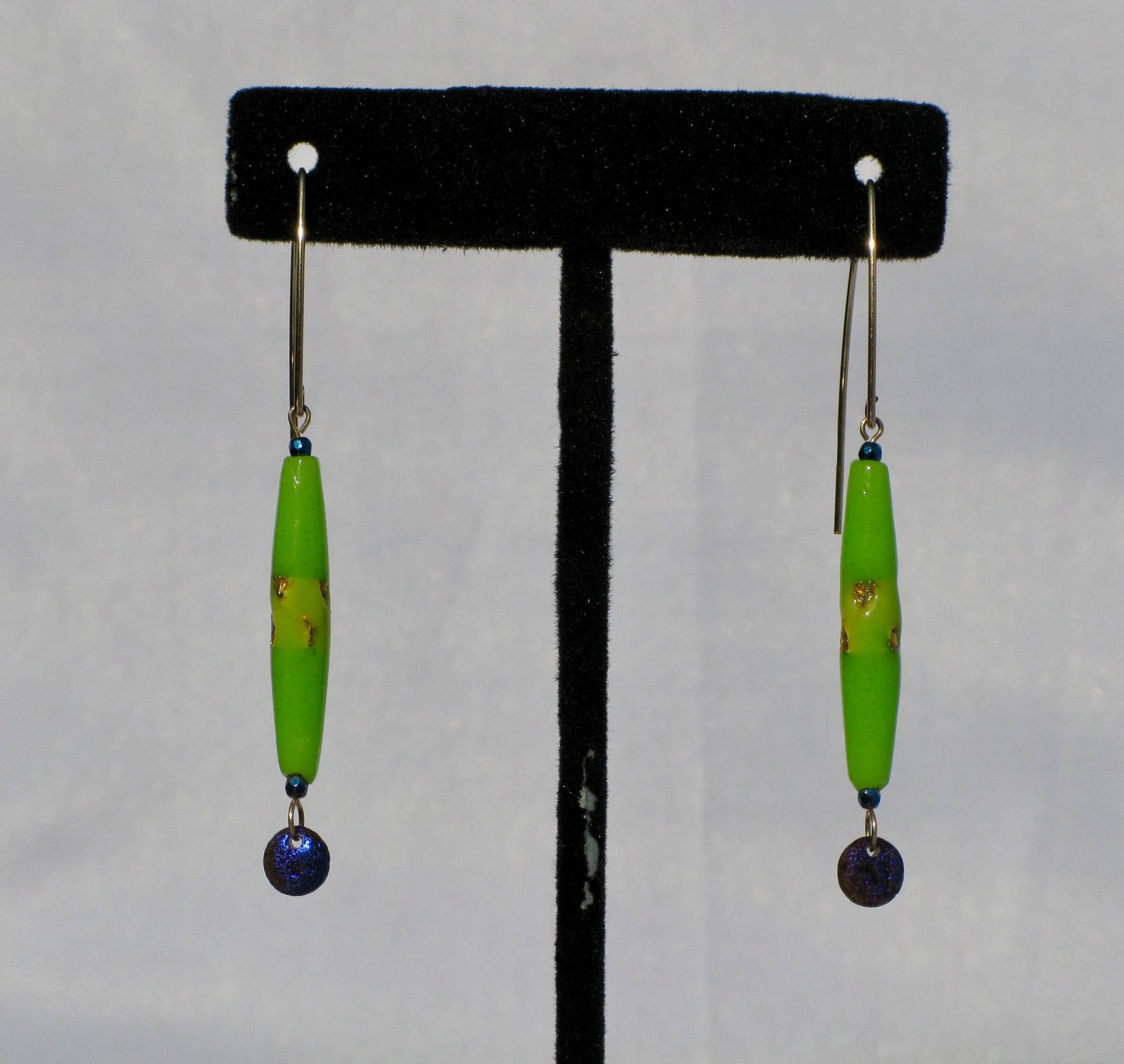 Handgemachte 14 Kt Gold Gefüllt Ohrringe Mit Vintage Folie Glasperlen Handgemachte 14 Kt Gold Gefüllt Ohrringe Mit Vintage Folie Glasperlen von FancyThatEarrings