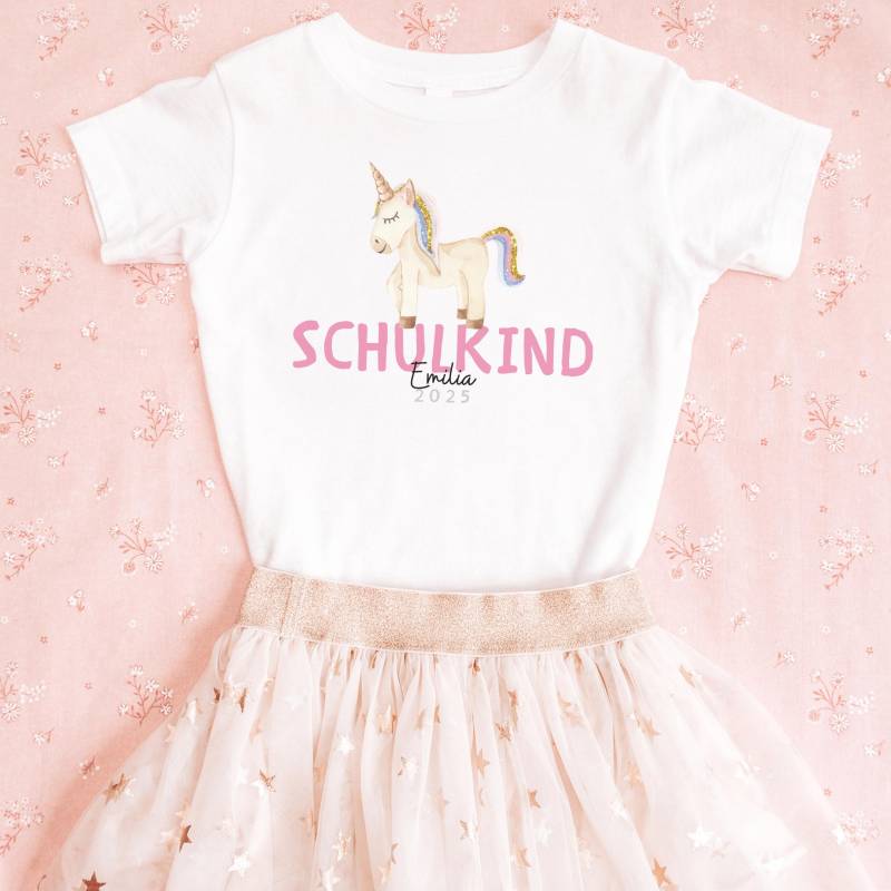 Einhorn T-Shirt Schulkind 2025 Glitzer Name Einschulung Shirt Mädchen Schulanfang Geschenk 1. Klasse Outfit Unicorn Personalisierbar von FancyTinyShop