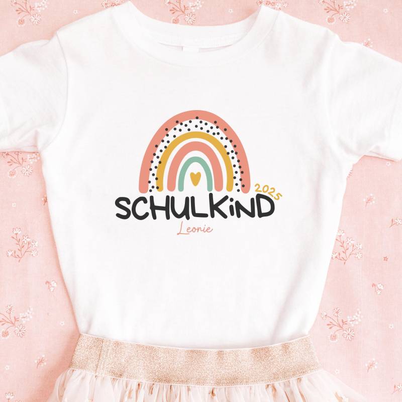T-Shirt Schulkind 2025 Mit Regenbogen Minimalistisch T Shirt Zur Einschulung Mädchen Junge Schulstart Einschulungsshirt Partnerlook von FancyTinyShop