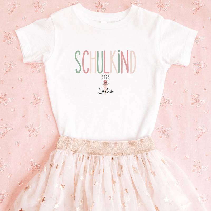 T-Shirt Schulkind 2025 Mit Schultüte Minimalistisch T Shirt Zur Einschulung Mädchen Junge Schulstart Einschulungsshirt Weiß Regenbogen von FancyTinyShop