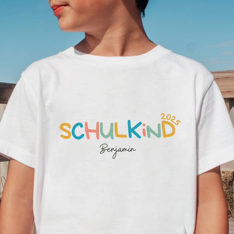 T-Shirt Schulkind 2025 Mit Schultüte Minimalistisch T Shirt Zur Einschulung Mädchen Junge Schulstart Einschulungsshirt Weiß Regenbogen von FancyTinyShop