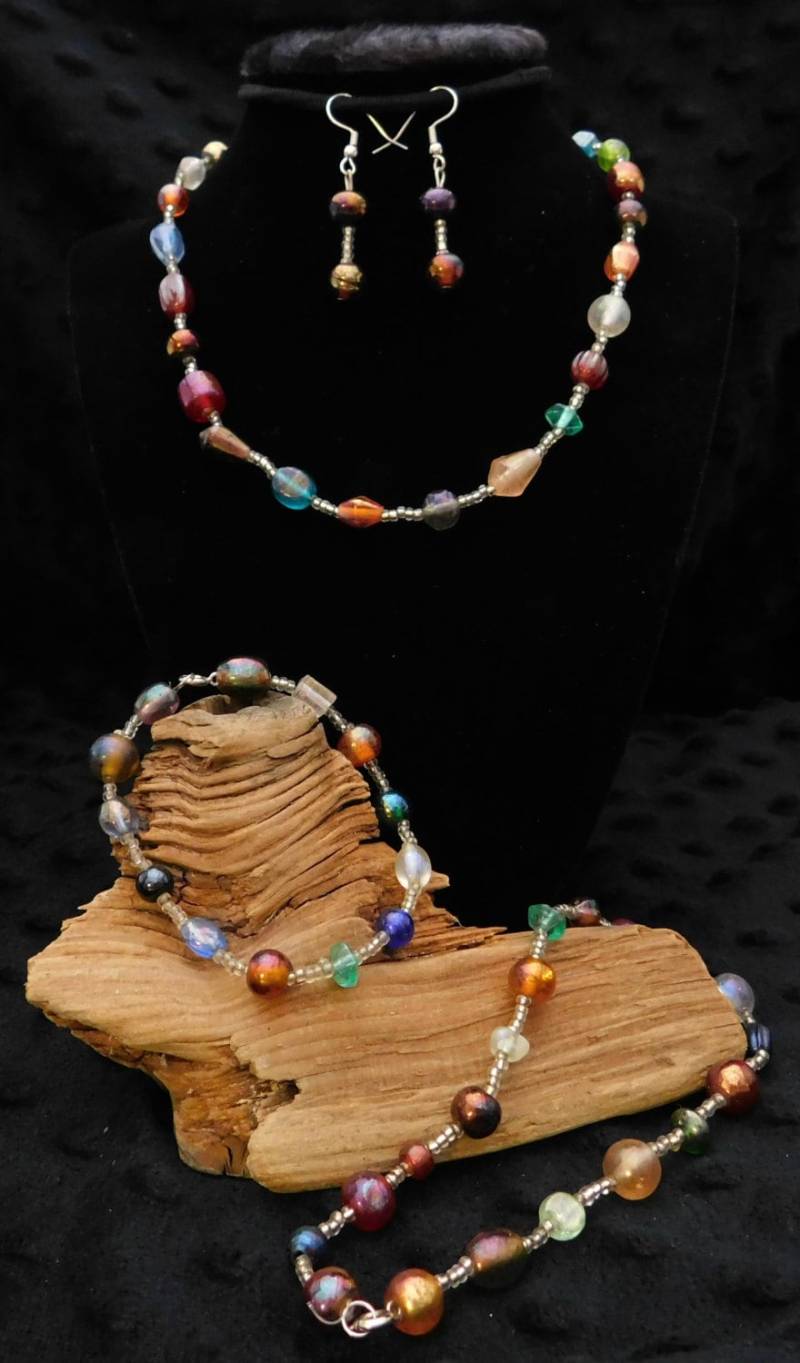 40 cm Mehrfarbige Glasperlen-Halskette, 25 Fußkettchen, 18 Armband Und Ohrring-Schmuck-Set 40 cm Mehrfarbige Glasperlen-Halskette, 25 Fußkettchen, 18 Armband Und Ohrring-Schmuck-Set von FancysFetishBoutique