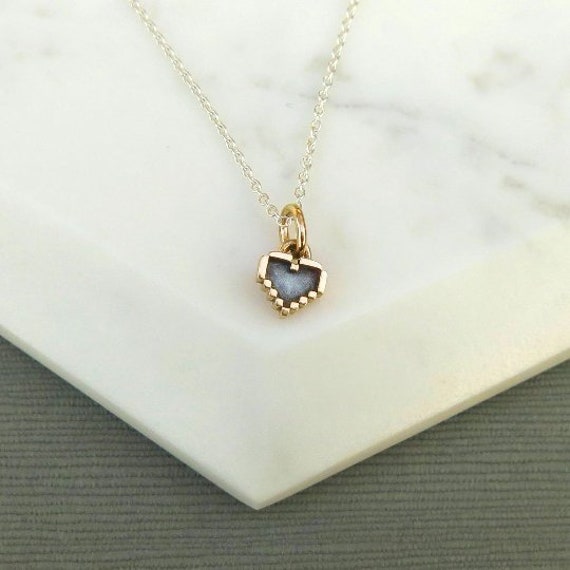 Mini Gelbgold Pixel Herz Anhänger Mit Kette, Legend Of Zelda Inspiriert Halskette, Nintendo Charm Mini Gelbgold Pixel Herz Anhänger Mit Kette, Legend Of Zelda Inspiriert Halskette, Nintendo Charm von FandomRegalia
