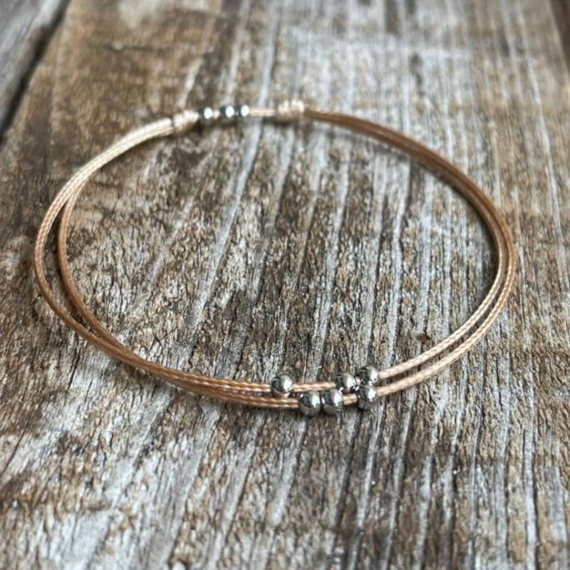 Amelia, Silber Perlen Gold Gewachste Schnur Fußkettchen, Verstellbares Wasserdicht Wa001009 von Fanfarria